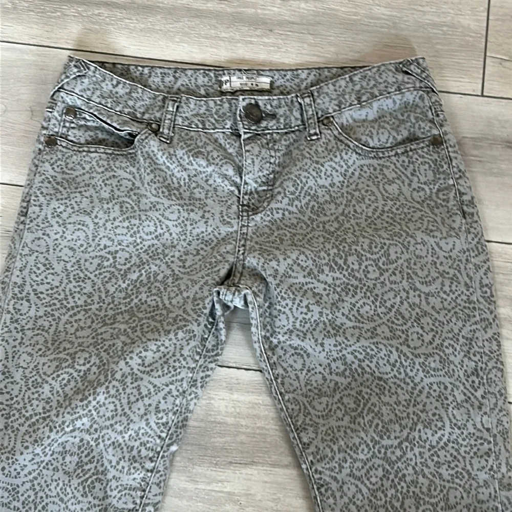 Free People paisley printed ankle zip skinny jeans size 28